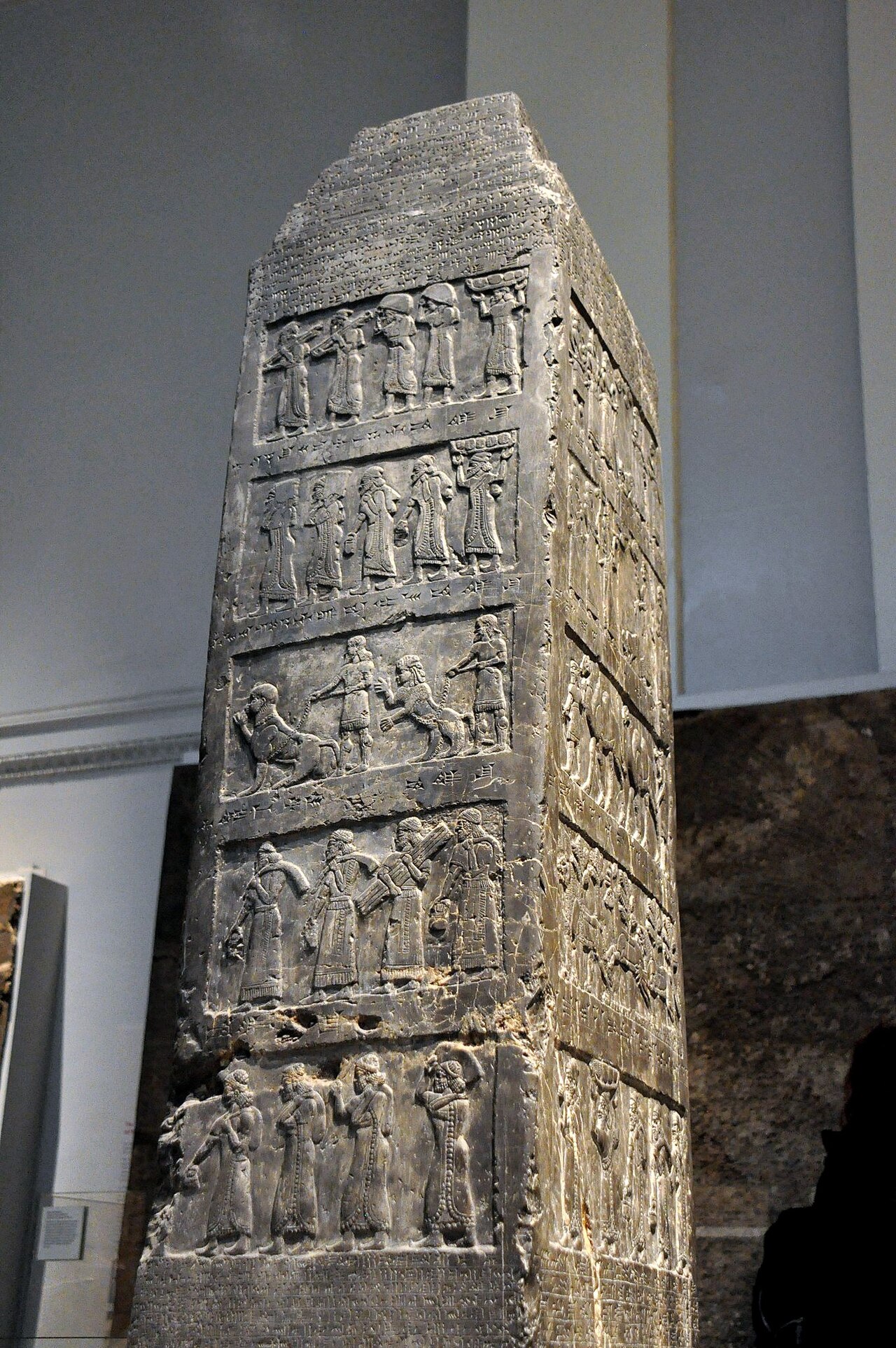 Czarny Obelisk — asyryjska galeria władców