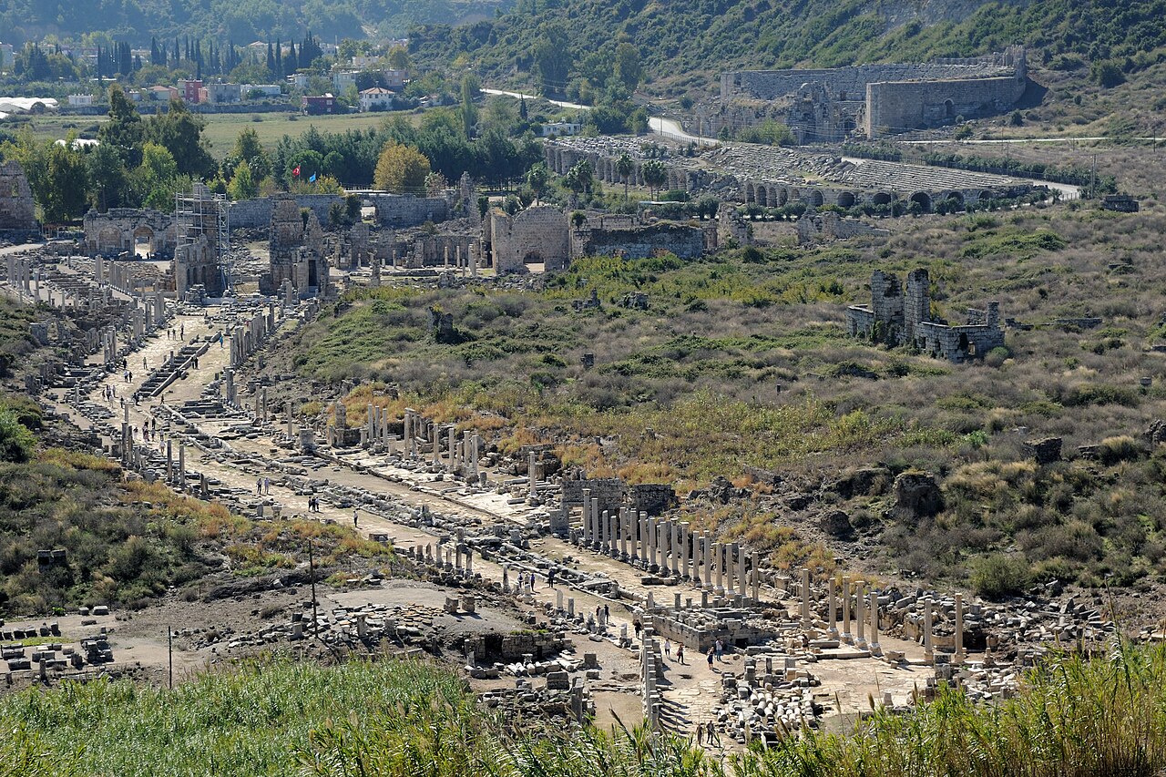Perge — hellenistyczna brama i kolumnadowa ulica pierwszej podróży Pawła
